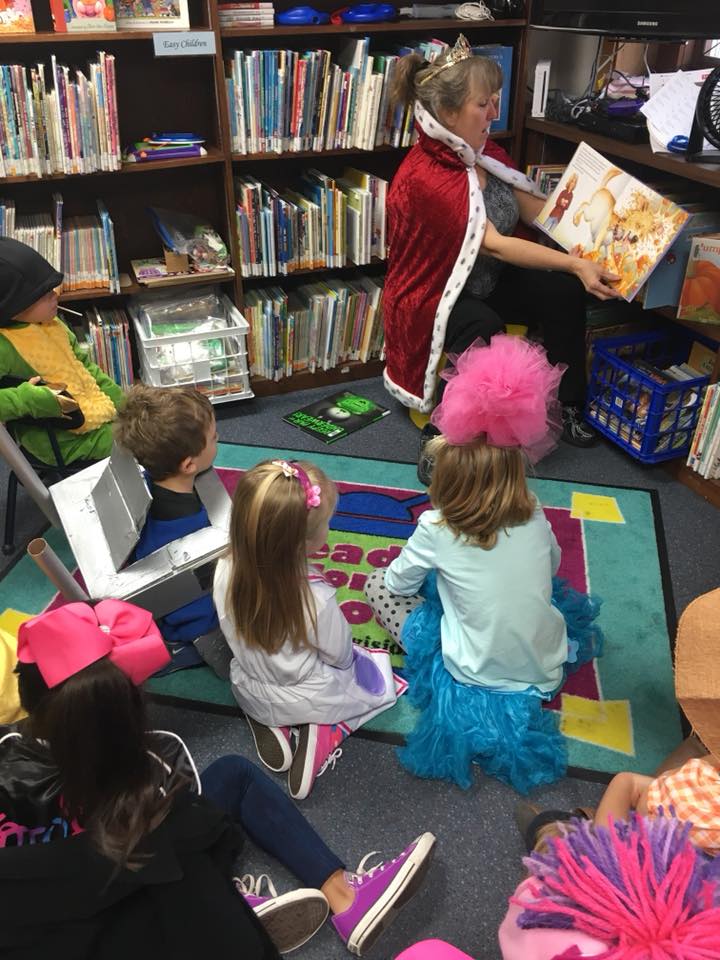 Librarian reading to kids at Fonda Public Library